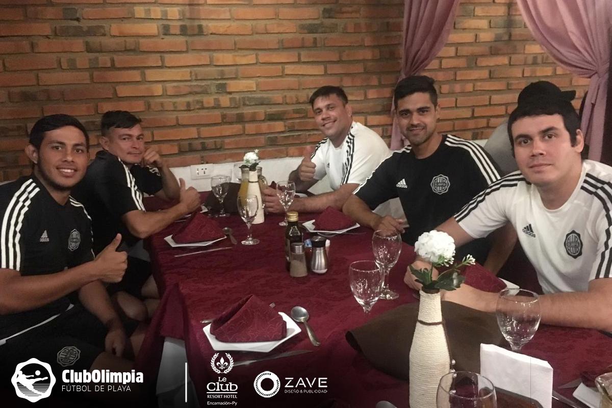 OlimpiaPlaya's tweet photo. Agradecemos a la Peña 799002 Itapúa por el recibimiento y la hospitalidad para con todo el equipo de Olimpia Fútbol Playa

#aOlimpiaLoHaceGrandeSuGENTE
#VamosOLIMPIA⚪️⚫️⚪️
#OlimpiaBeach🏖⚽️ https://t.co/GHs8Brnh0i