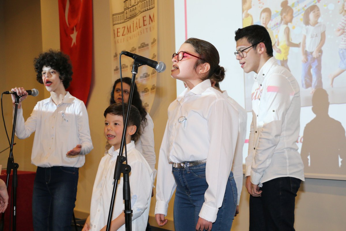 Nadir hastalıkların farkındalığını artırmak amacıyla Sürekli Eğitim Merkezimizce bu yıl 7. si düzenlenen "Dünya Nadir Hastalıklar Günü Sempozyumu" Williams Sendromlu çocuklardan oluşan Nadir Sesler Korosunun müzik dinletisi ardından sona erdi. #SağlıktaİkiAsırlıkTecrübe