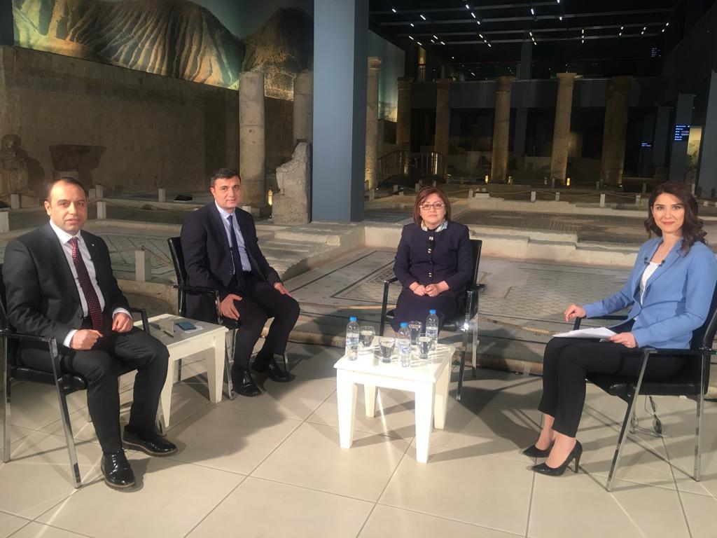 Birazdan Gaziantep Zeugma Mozaik Müzesi'nden TRT Haber Anadolu Soruyor programı canlı yayınında olacağız. 
 
Merve Kırsalman, Zeki Akbıyık ve İbrahim Toru ile gündemi konuşacağız. trt.net.tr/anasayfa/canli…
