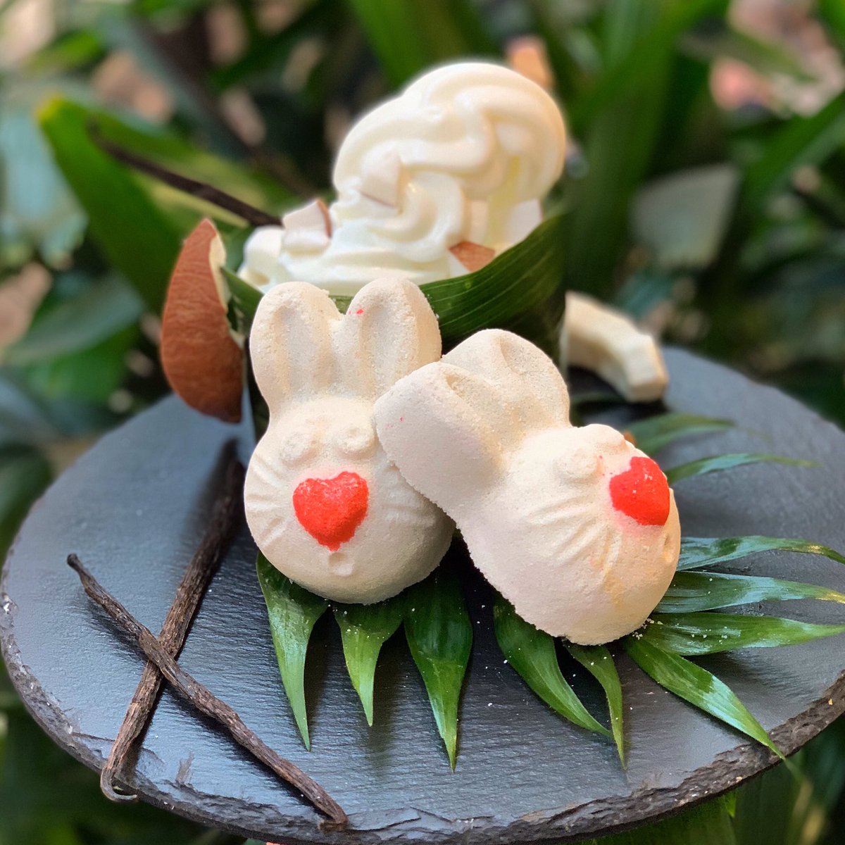 Coucou Coco! Coco c’est un exfoliant corporel au sucre adoucissant, à l'absolue de vanille et au vétiver. Ils s'associent dans cet exfoliant à utiliser sous la douche pour une douceur absolue!
#bodyscrub #vanilla #sugar