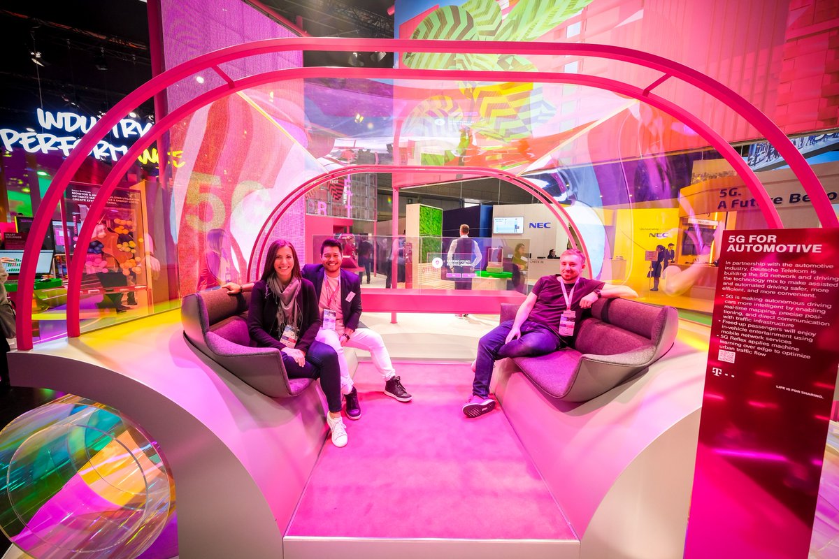 Der #MWC19 geht zu Ende und wir zeigen euch heute das letzte Mal die Bilder des Tages. Wir, das sind Sandra, Dominik und Chris - das #Telekom Social Media Team vor Ort. Wenn ihr sehen wollt, was wir so erlebt haben, schaut am besten in die #InstaStory 👉 instagram.com/stories/highli…