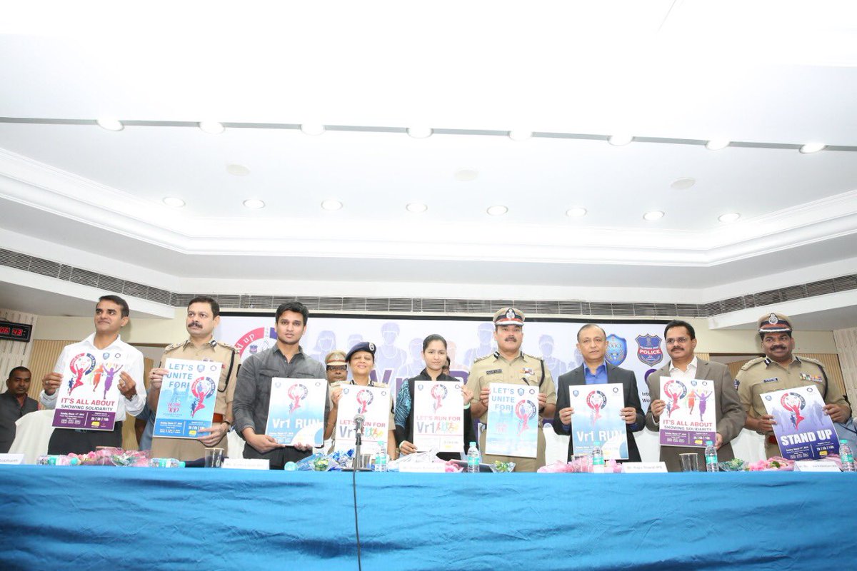 MRAMESHIPS's tweet photo. “A smiling face of a woman is the visiting card of @hydcitypolice “ said @CPHydCity at a curtain raiser for the Annual #SheTeams Run, #Vr1RUN @AddlCPCrimesHyd @IGWomenSafety @TelanganaDGP @TelanganaCMO @IPS_Association @Nainajaiswal14 @DCPWZHyd @DCPNZHyd @DCPSZHyd  @DCPCZHyd https://t.co/VvrF7DhmPh
