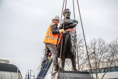 ds_Zwolle's tweet photo. Tegenslag op tegenslag tijdens verplaatsen standbeeld Thorbecke in Zwolle: Een eenvoudig klusje, dat in een paar uur zou zijn geklaard: het verplaatsen van het bronzen standbeeld van Thorbecke in Zwolle. Het liep donderdag anders. https://t.co/w2HnTPOMyi https://t.co/lCm2zj03Hj