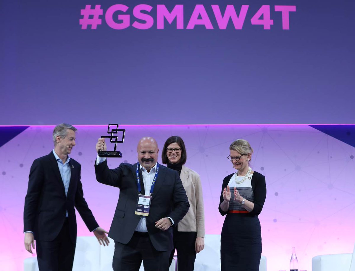 Turkcell's tweet photo. Geleceği Yazan Kadınlar platformumuz mobil dünyanın Oscar’ını aldı! 🥇Teknolojide kadın istihdamını artırmak amacıyla kurduğumuz Geleceği Yazan Kadınlar platformu, #MWC19’da Global Mobil Ödülleri’nde Kadın İçin Teknoloji kategorisinde Sektör Liderliği Ödülü’nü aldı! #GSMAW4T https://t.co/i9r0QH5zYS
