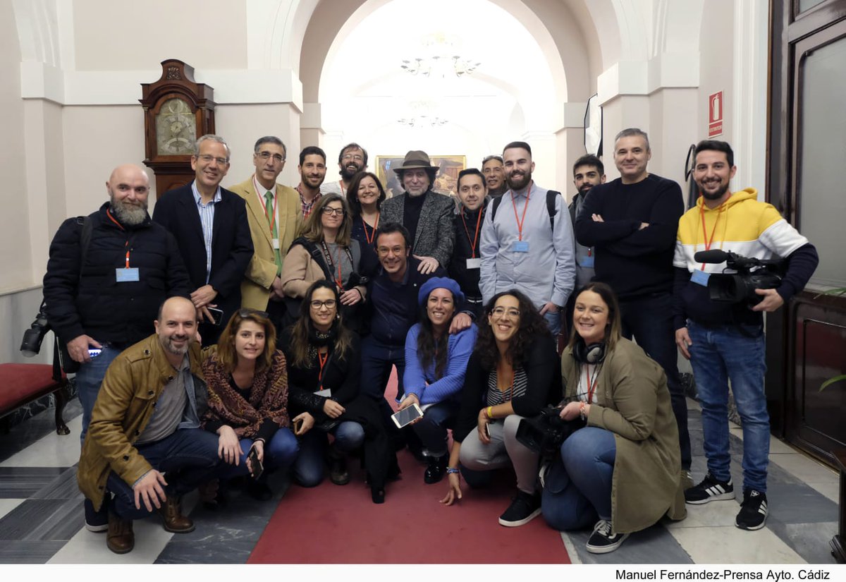 JM_Kichi's tweet photo. Primero, con los compañeros de prensa y el pregonero. Después, me ha tocado hacer de fotógrafo para que tuvieran su recuerdo con Joaquín Sabina😂😂. Qué poquito queda para escuchar el pregón https://t.co/NxTTFWJXoS