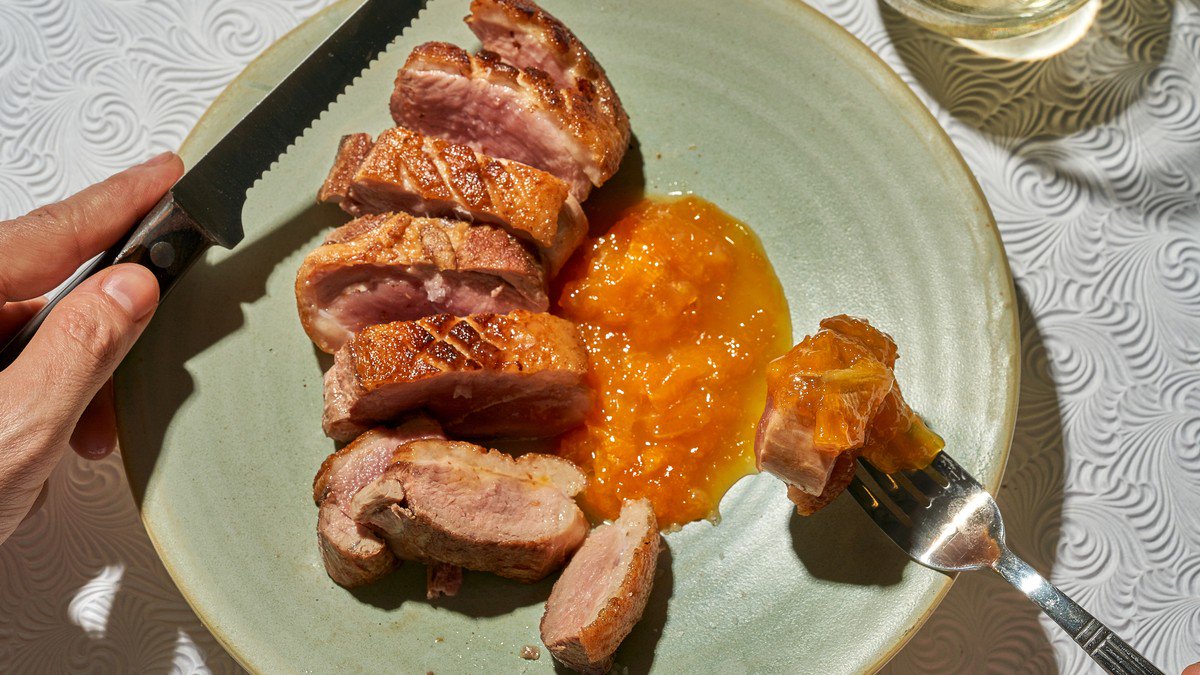 Crispy-Skin Duck with Mandarin Orange Sauce Recipe dlvr.it/QztByw