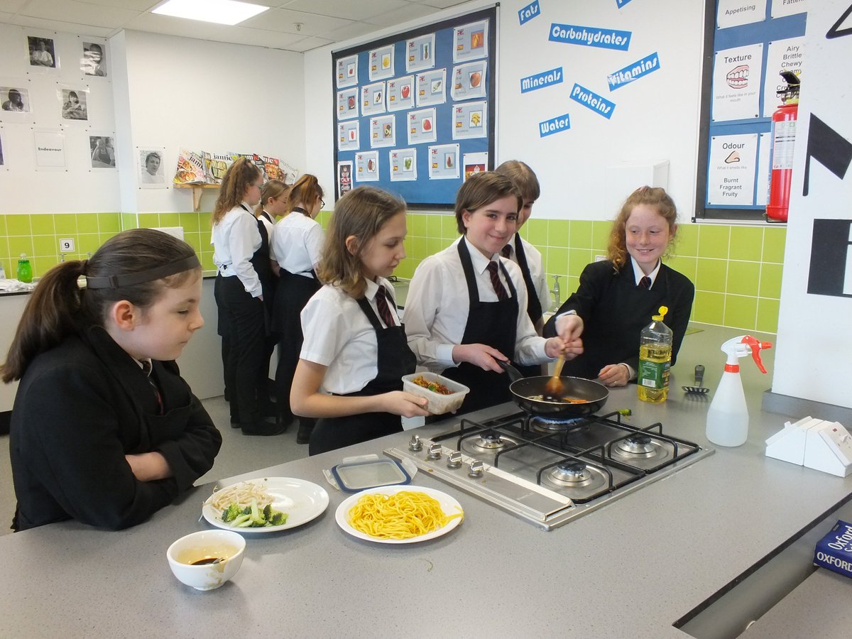TaptonYli's tweet photo. Y7 Students at Forge Valley School in Sheffield had a fantastic morning yesterday, taking part in activities with teachers from the Confucius Institute in Sheffield, funded by the SWIRE Mandarin Chinese Language Foundation through Tapton School. https://t.co/i7fSie6ajo