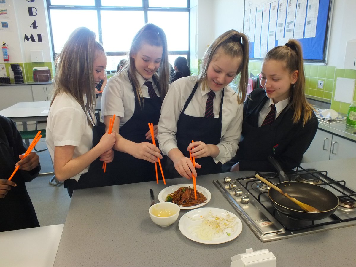 TaptonYli's tweet photo. Y7 Students at Forge Valley School in Sheffield had a fantastic morning yesterday, taking part in activities with teachers from the Confucius Institute in Sheffield, funded by the SWIRE Mandarin Chinese Language Foundation through Tapton School. https://t.co/i7fSie6ajo