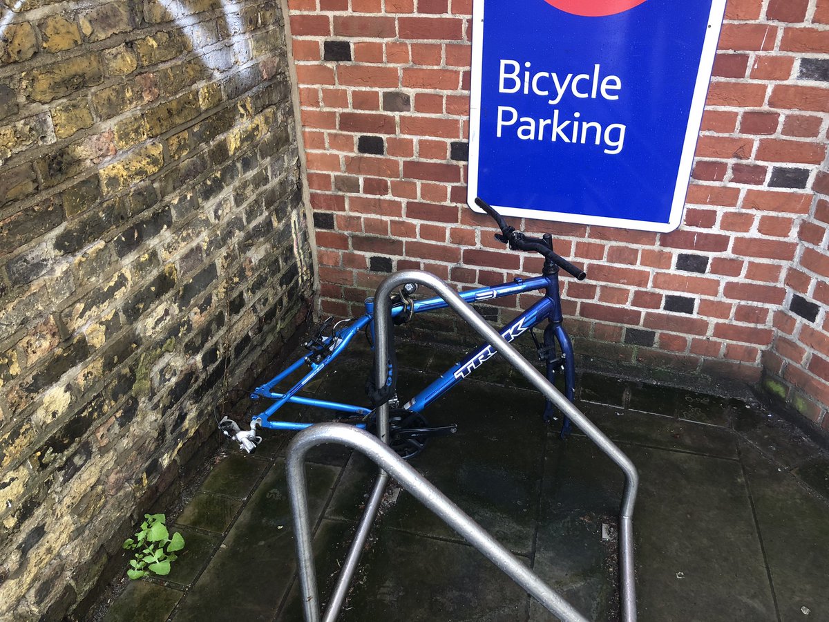 loxsecurity's tweet image. Chain and lock are intact...everything else including the pedals, brake levers, handlebar grips and cables have been stolen!!
@metpoliceuk #claphamcommon @TrekBikes @Tesco