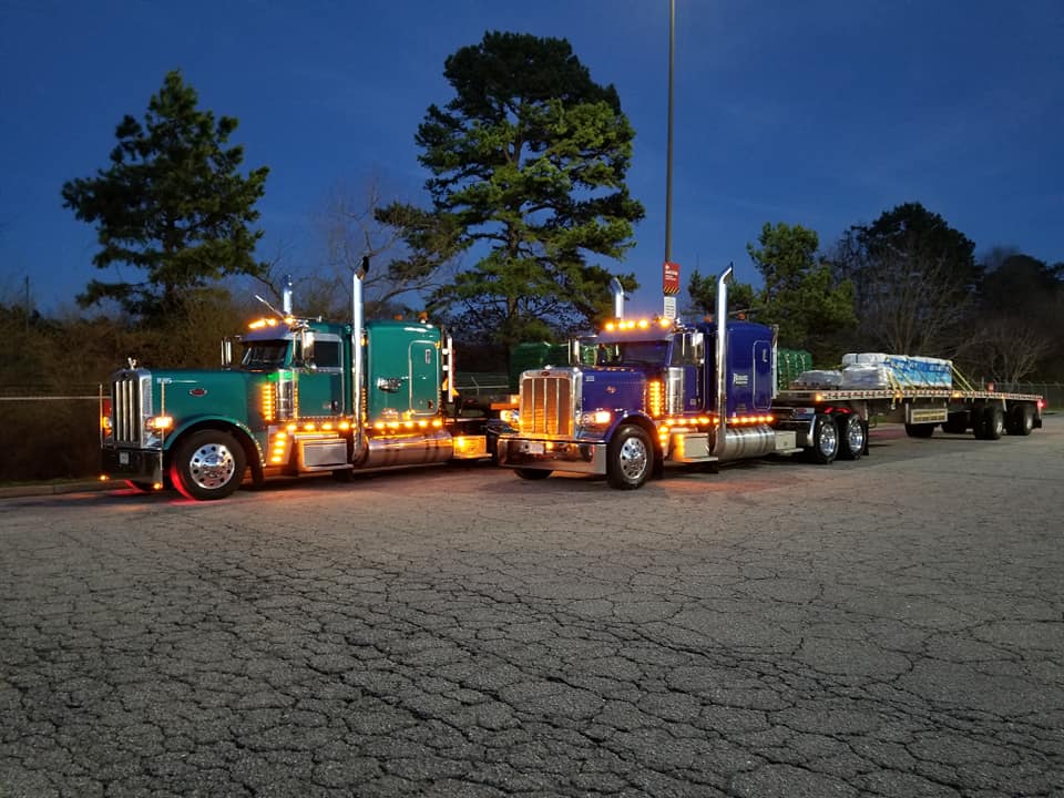 RoaneTransport's tweet photo. Here are two trucks from our fleet, thanks Jeff and Jonathan for sending them in! We at #Roanetrans take pride in nice and clean trucks! #Flatbed #Peterbilt #Trucking https://t.co/pk2t1GLGQp
