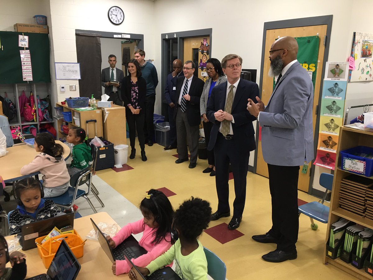 DurhamPublicSch's tweet image. Vincent Price, @DukeU president, is here at @LakewoodBulldog seeing the results of @DukeDARA’s partnership with our school! James Hopkins, @LakewoodESPrin, and Superintendent @pmubenga are showing him around. #WeAreDPS #WeHaveGreatPartners