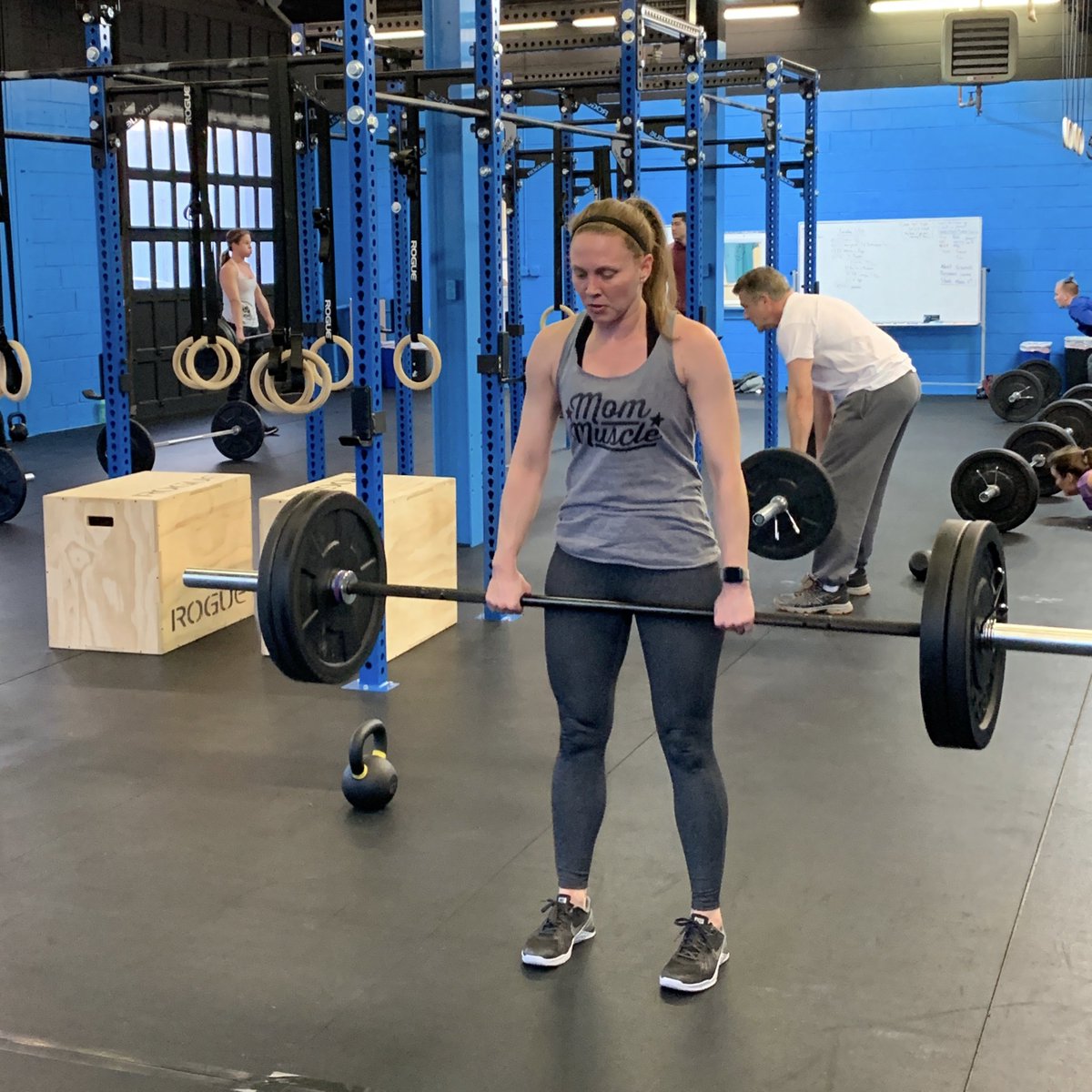 Strong strong MOM MUSCLE going on!!! Tag your strong mom friends and give them a shout out cause they’re kicking ass and taking names!