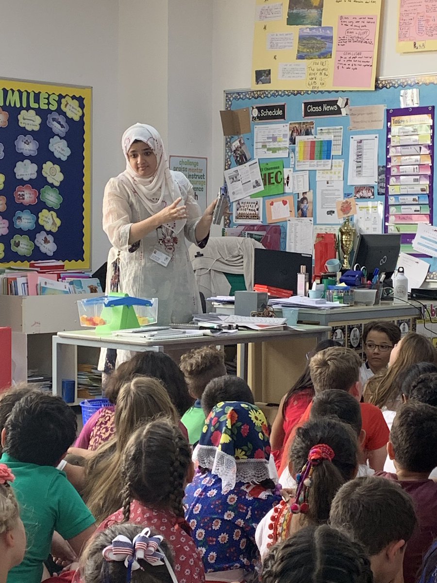 GISPYPG3's tweet image. @GCSPYPG3 are very excited to welcome @HOTI_GCSc Ms Sanjeera to speak to us about hardware &amp;amp; software as we find out about different types of technology #behappybegcs #inquiry #HowWeOrganiseOurselves