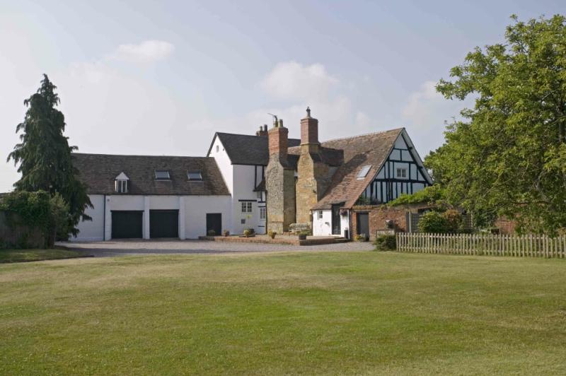 Hamptons_Broad's tweet photo. We have a cracking #ThrowbackThursday property for you this week!!

SOLD 12 YEARS AGO - An attractive 6 bedroom Grade II Listed former farmhouse set in gardens and grounds, together with an exceptional swimming pool complex. #Cotswolds #estateagents #HamptonsInternational https://t.co/C3iCrHlgeD