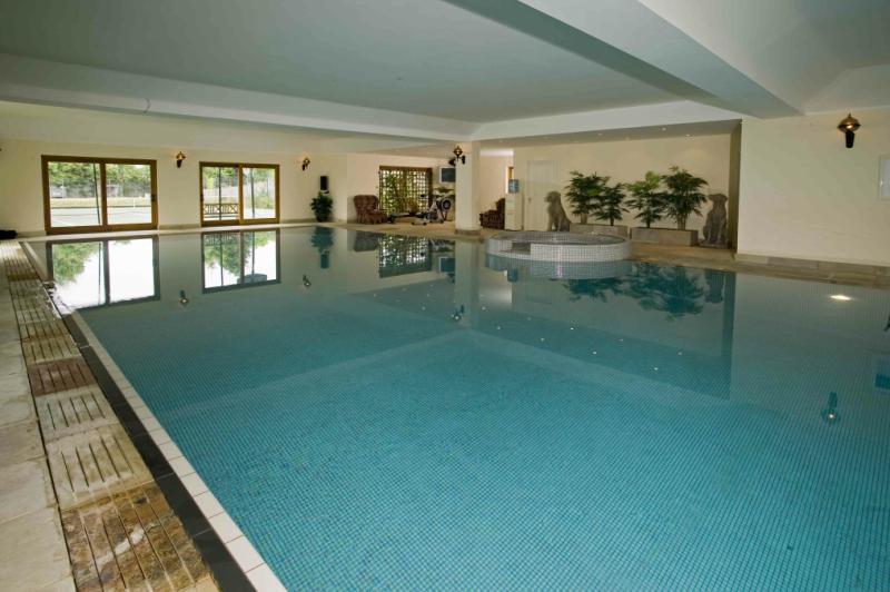 Hamptons_Broad's tweet photo. We have a cracking #ThrowbackThursday property for you this week!!

SOLD 12 YEARS AGO - An attractive 6 bedroom Grade II Listed former farmhouse set in gardens and grounds, together with an exceptional swimming pool complex. #Cotswolds #estateagents #HamptonsInternational https://t.co/C3iCrHlgeD
