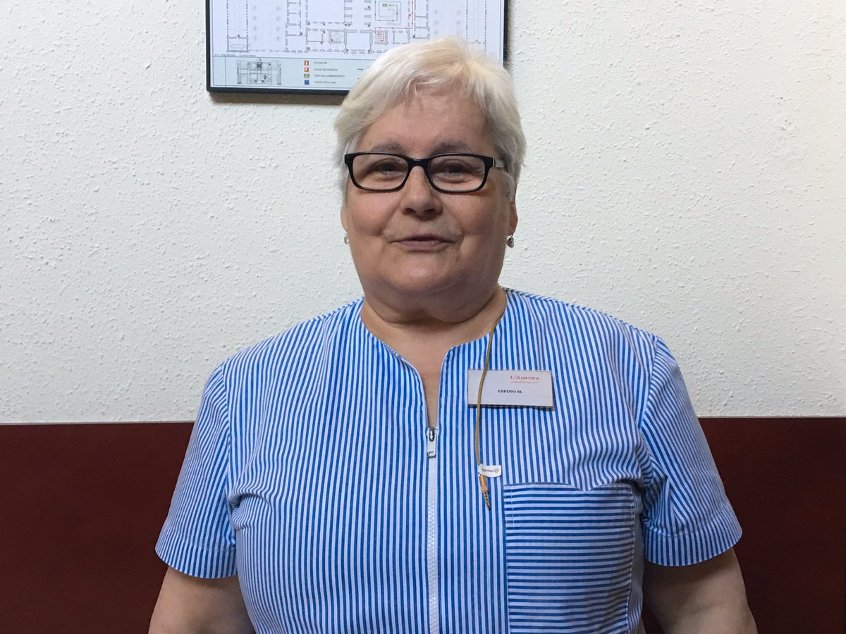 18 anys al #Parlament. Ha viscut intensament moltes legislatures. Coneix tots els racons millor que molts parlamentaris. Sempre amb els auriculars posats per no perdre’s l’actualitat, ha format part de l’equip de  neteja del Parlament. Avui es jubila. Per molts anys, Espino !