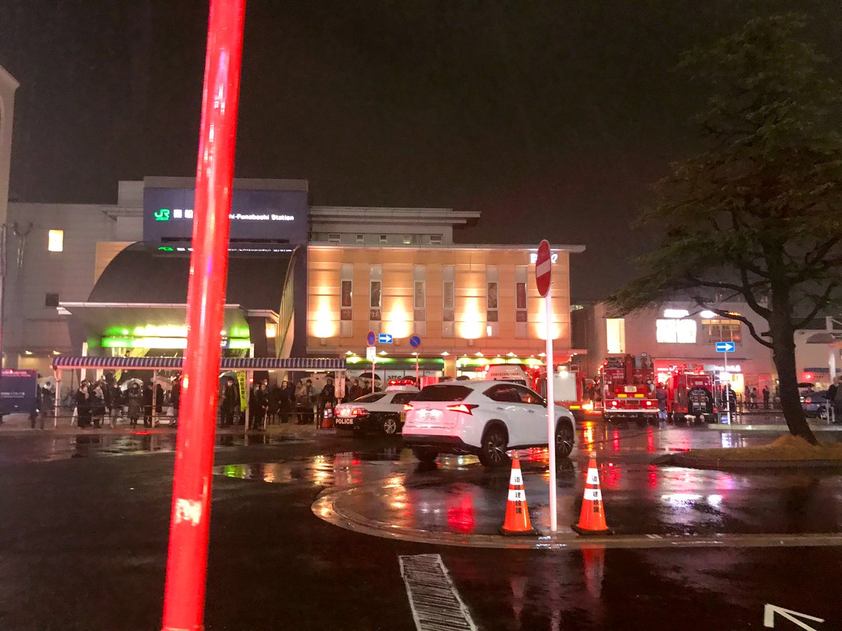 武蔵野線の西船橋駅で人身事故が起き緊急車両が集結している現場画像