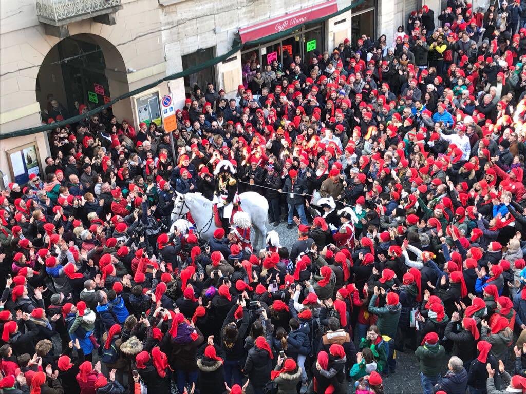 Advérze a giòbia ‘n bot! Oggi dalle 14 tutti in Piazza di Città per il passaggio dei poteri civili dal Sindaco al Generale e la Calzata del Berretto Frigio. A seguire la sfilata del Corteo Storico e tanti momenti di festa. Per il programma completo: bit.ly/2ByHfMN