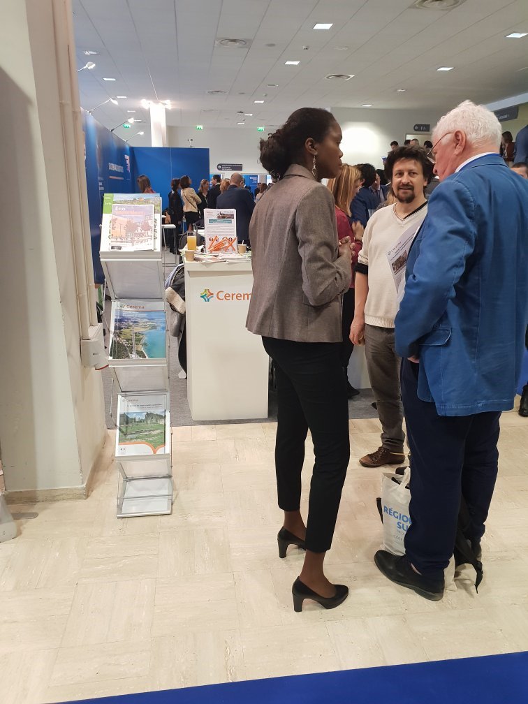 CeremaCom's tweet photo. ✅Le #Cerema est à la convention des #maires de la région sud PACA. Stand à l'espace #foncier #urbanisme pr échanger avec les maires autour de 3 projets : #URBANSIMUL, Revitalisation des #CentresBourgs, #EcoQuartiers
Présence de nos experts foncier et de la direction #Cerema Med https://t.co/WM8uR3RzPH