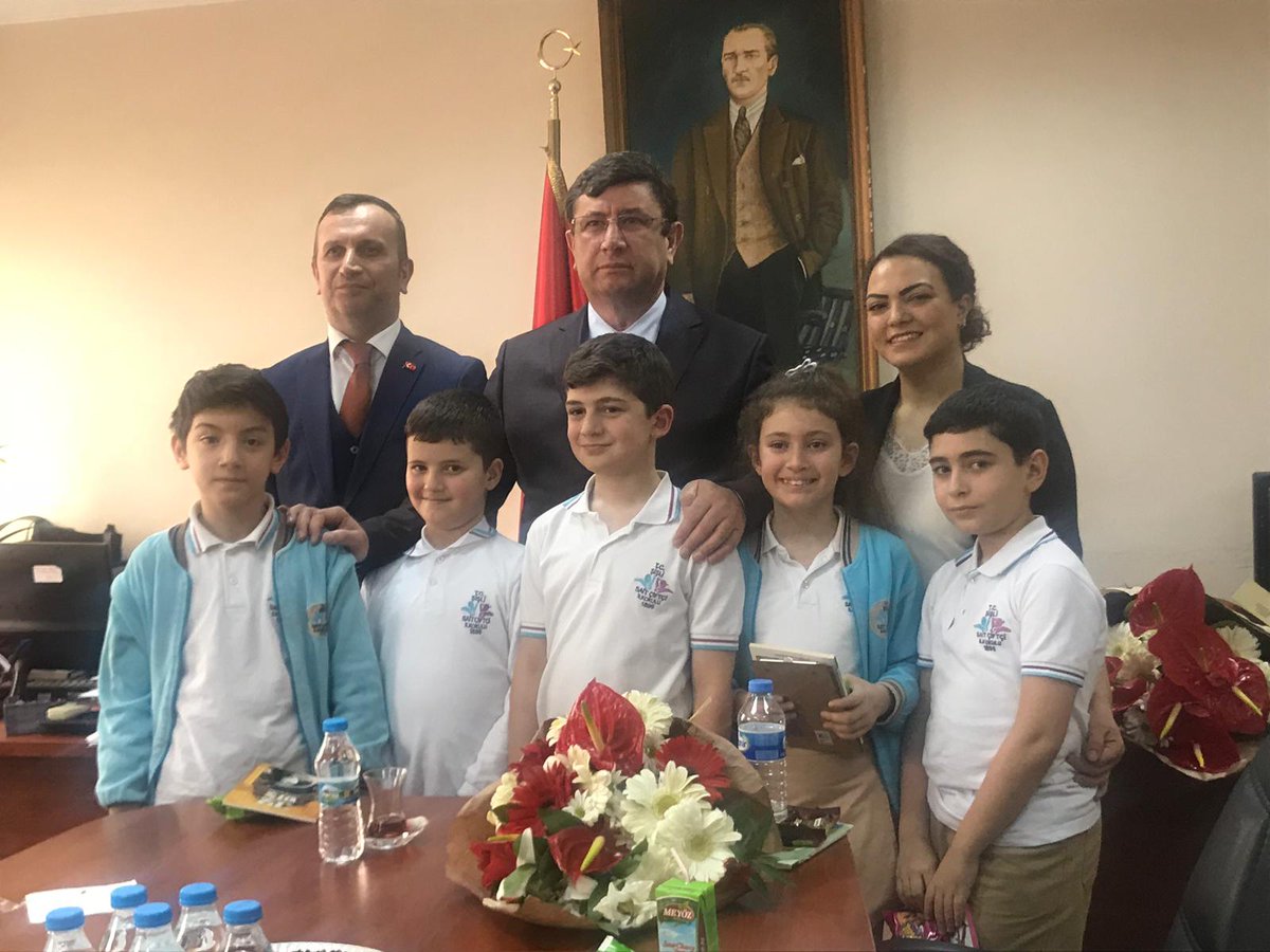 SisliABproje's tweet photo. İstanbul İl Millî Eğitim Müdürlüğü tarafından yürütülen Öğrenci Liderlerimiz Şehrimizin Öncüleriyle Buluşuyor Projesi kapsamında okul müdürleri ve öğrenci liderleri Şişli Kaymakamımız Ali Fuat TÜRKEL’i ziyaret etti. https://t.co/HVh9FKptIQ https://t.co/6Ejkh5w6iU