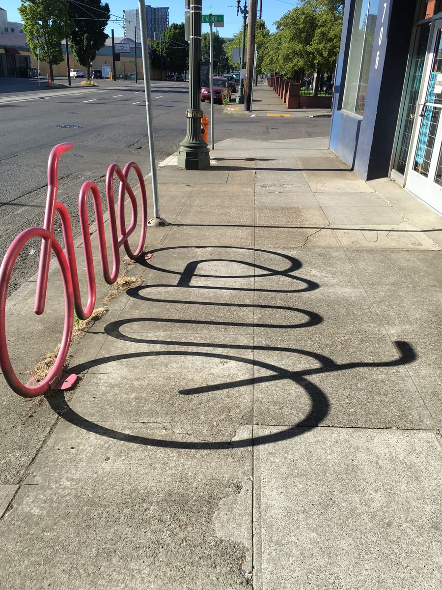 portlandlove2's tweet photo. ポートランドは、自転車の街。
たくさんの自転車スタンドがあります。Cycle Stand #loveitportland #portland #pdx #portlandmade #portlandoregon #portlandpdx #travelportland #traveloregon #ポートランド #cycling #bicycle #cyclingphotos #cyclinglife #bikeportland #cyclestand #biketown https://t.co/ptzvAtz0Ja