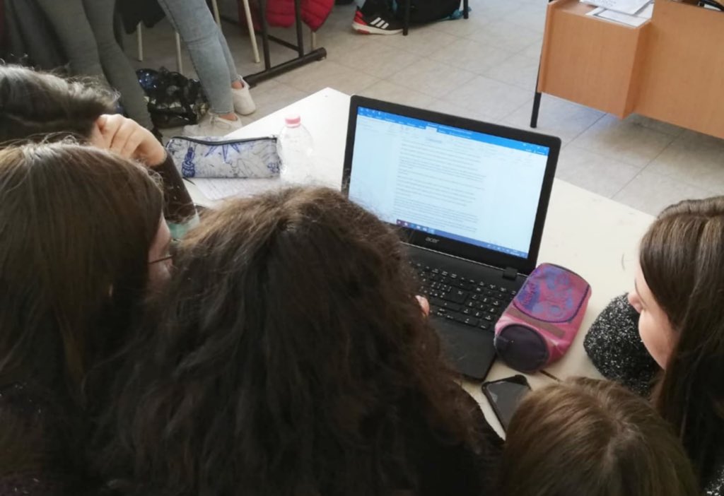 mworkerssecrets's tweet photo. il team #mozzarellaworkerssecrets a lavoro per completare la lezione 2 in vista dell’imminente consegna💪🏼
#ascuoladiopencoesione #ASOC1819 https://t.co/yNOiJrpYOY
