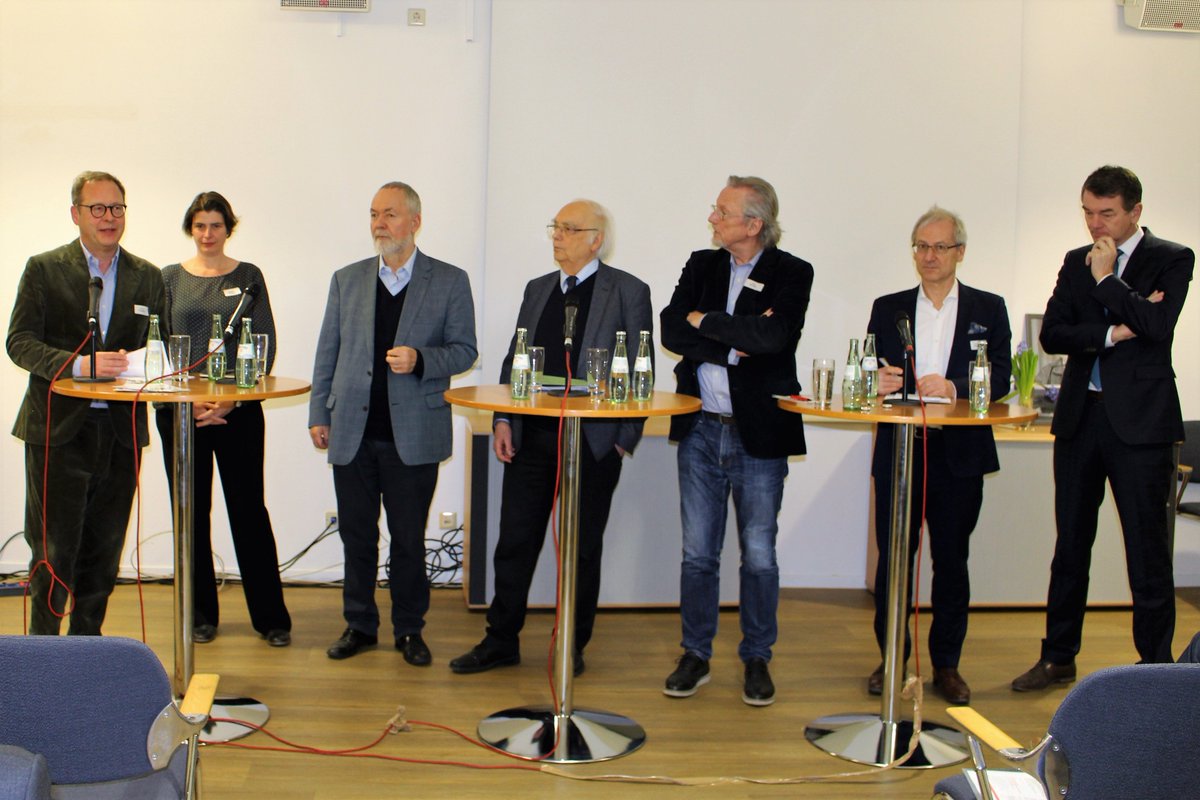 HGR_RUB's tweet photo. Schau rein in die #Tagung #Arbeiterbewegung und #soziale Frage in #Erinnerung an Helga Grebing https://t.co/H3pmHKzhuH https://t.co/lGVreiGyE7