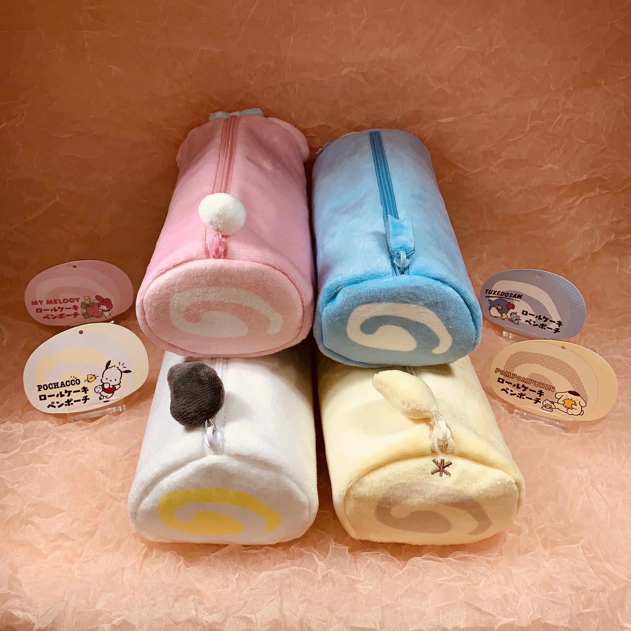 株式会社funbox サカモト No Twitter ふわふわのロールケーキペンポーチ 大好評発売中です 4種 各1780円 税 ロールケーキ型ペンポーチ ポムポムプリン タキシードサム ポチャッコ マイメロディ サンリオ ペンポーチ 文具 ロールケーキ ぬいぐるみ