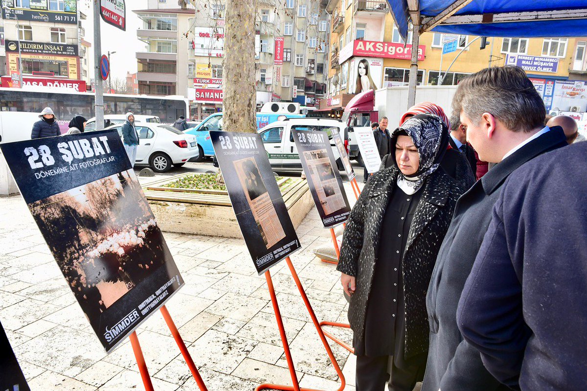 SeymaDgc's tweet photo. Samandıra Saat Kulesi'nde 28 Şubat Resim Sergisi'ni ziyaret ettik. Etkisi bin yıl sürdürülmek istenen karanlık darbe, tarihte kara bir leke olarak yerini almıştır. https://t.co/BPghL5zzof