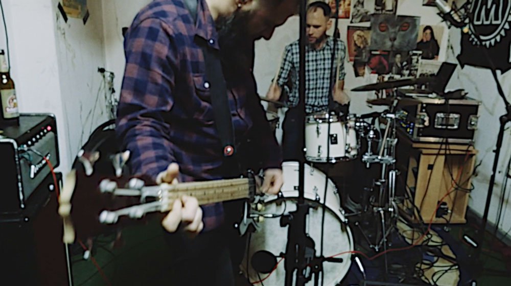 In the deep of a basement lost in Friedrichshain is where #AbelBodies rehearsals and unfolds his angry post-punk of  “Hin und Her”, a song soon to be released in a compilation from our beloved #BabySatanRecords. Click and watch and enjoy and love. octubre.tv/videos/able-bo…