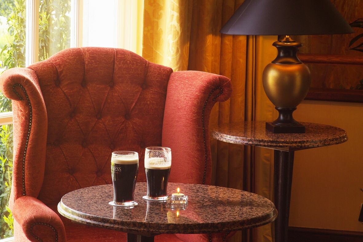 Slieverussell's tweet photo. We could quite happily lounge about here in the #KellsBar for the whole day 😊 #slieverussellhotel #originalirishthursday #originalirishhotels @OriginalIrishHt 💗 https://t.co/XQVkiHeZz9