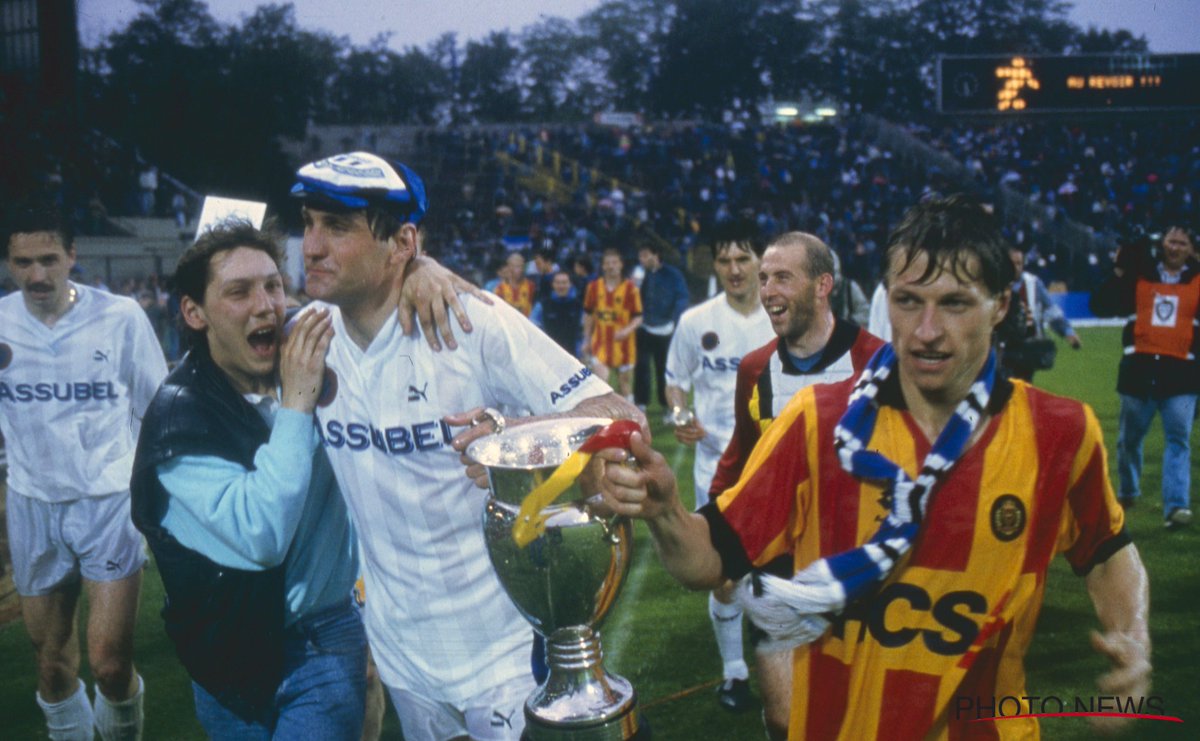 ClubBrugge's tweet photo. Gelukkige verjaardag Jan Ceulemans! Tijd voor #tbt
🔵⚫
Club won de bekerfinale in '91 van KV Mechelen met 1-3. Net voor de finale werd Ceulemans in extremis opgelapt met behulp van een injectie. Een week later moest hij geopereerd worden aan beide knieën. Sterke Jan! #ClubFacts https://t.co/1xvsPPbk3S