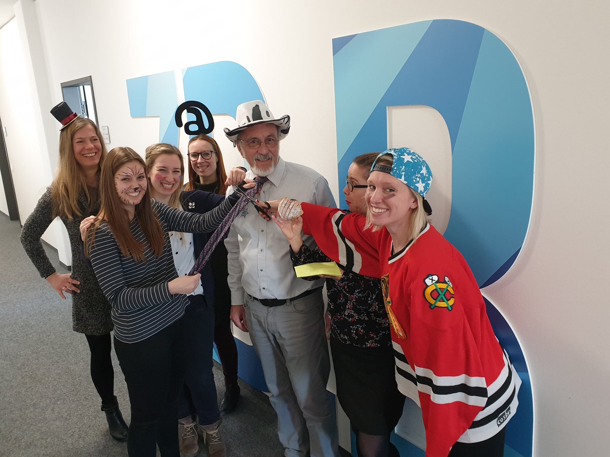 ZDBayern's tweet photo. Wir wünschen euch allen viel Spaß beim Feiern! Grüße aus dem ZD.B #Helau #Aha #Alaaf #Weiberfasnacht #Schmutziger Donnerstag https://t.co/5Nj4Wr6cT9