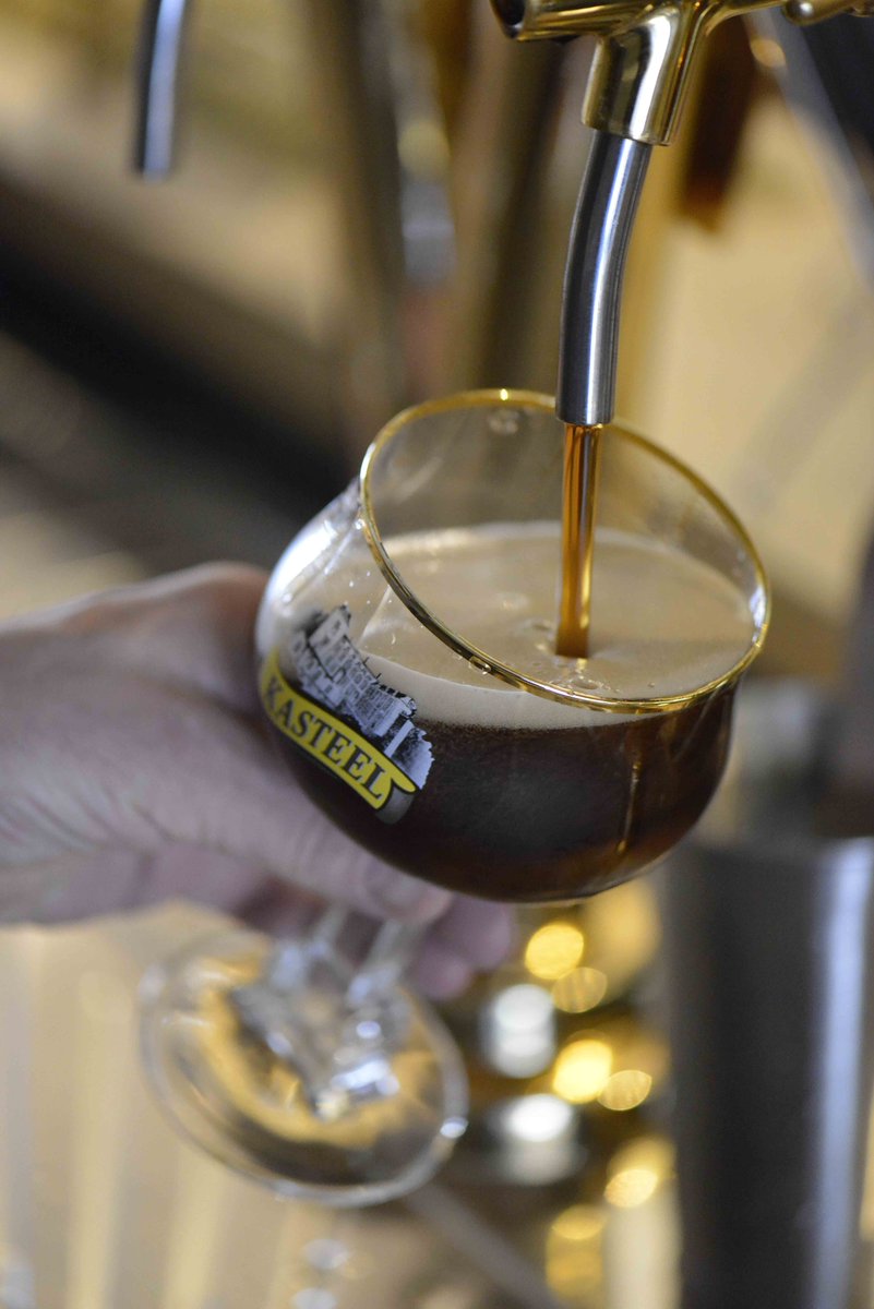 Wist je dat al onze bieren zowel op vat als fles verkrijgbaar zijn? Ook deze Kasteel Donker, ons vlaggenschip binnen de Kasteel familie sinds 1989! bit.ly/2SfE9DZ #kasteeldonker #kasteelbier #vanhonsebrouck