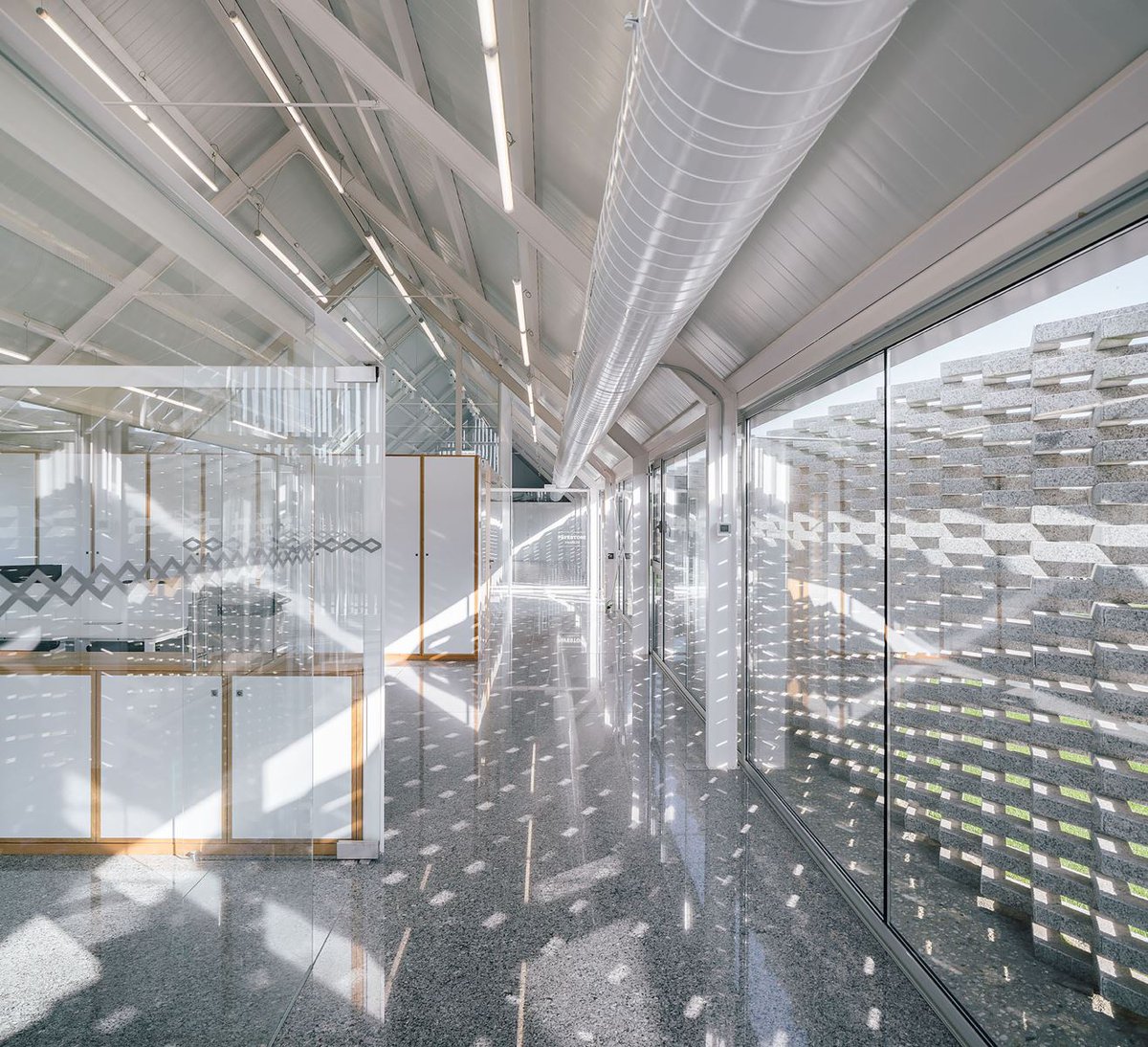 Jung_Iberica's tweet image. Con vidrio, policarbonato, granito y metal... OLA Estudio diseña las espectaculares oficinas de DFG Pavestone en Monçao #Portugal arquitecturaviva.com/es/Info/News/D… Vía @arquitect_viva #WeLoveArchitecture #WeLoveDesign