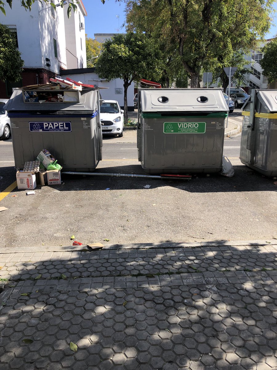 FciaTirodeLinea's tweet photo. @Ayto_Sevilla Pueden pasarse para retirarla, han intentado robar en la farmacia con dicha señal @policia https://t.co/U6ZtQe8mBo