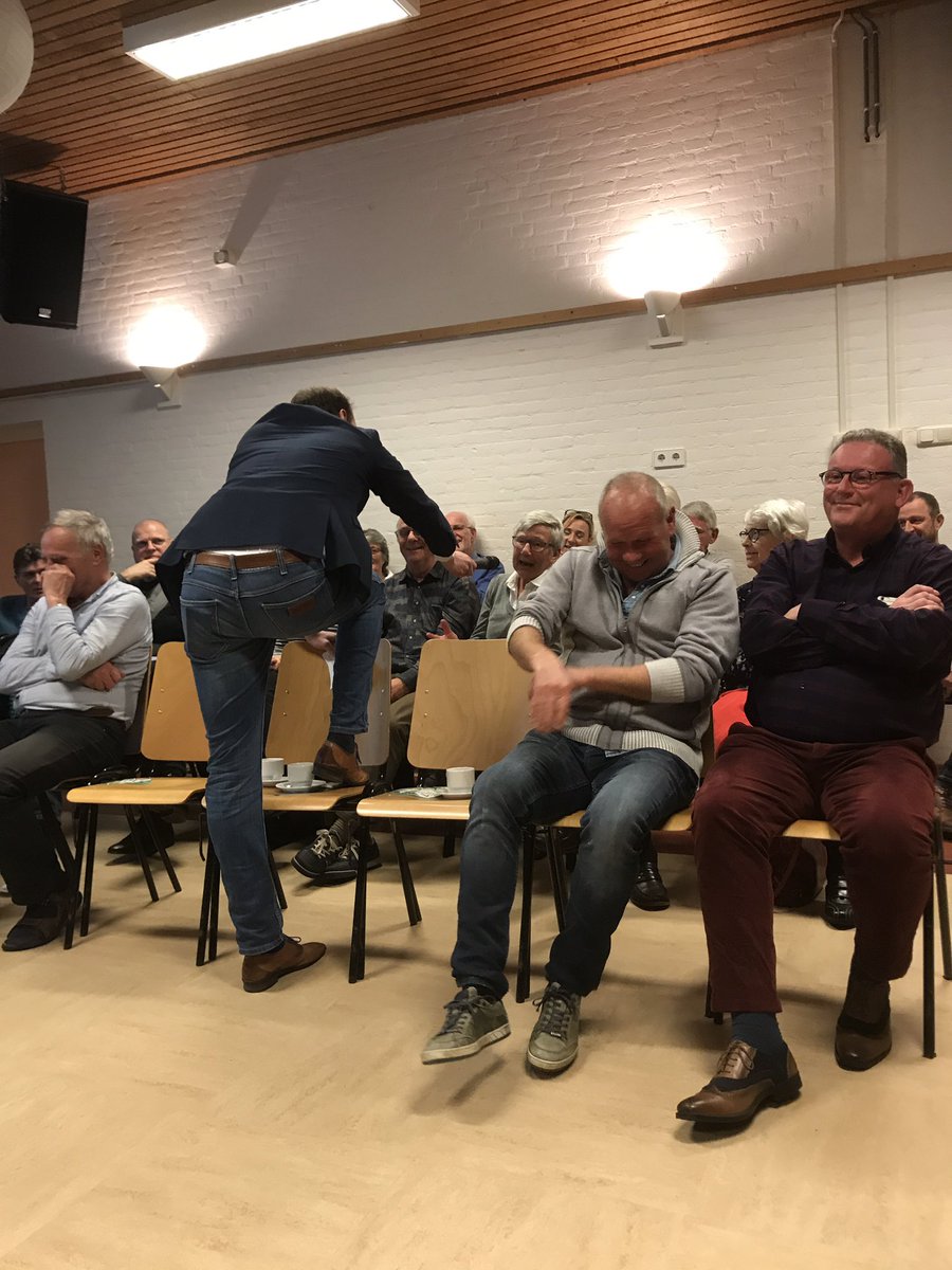 mkat_twitt's tweet photo. Boze burgers, aangepaste stellingen, besluiten die al genomen zijn en licht ontredderden raadsleden eindigde toch nog gezellig gister bij Lagerhuisdebat @GemZaanstad in Krommenie. Morgenochtend terug te zien op https://t.co/hZfTpE3s8B #PS219 https://t.co/dVapQc2aB7