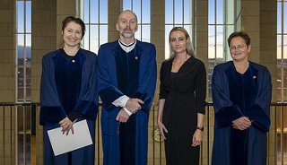 Áróra Rós Ingadóttir varði doktorsritgerð sína í næringarfræði 12. nóvember síðastliðinn með glæsibrag. Hér  að neðan má sjá nokkrar myndir frá þessum hátíðardegi. Við óskum Áróru Rós til hamingju með árangurinn
flickr.com…/heilbrigdis…/sets/72157679025992758