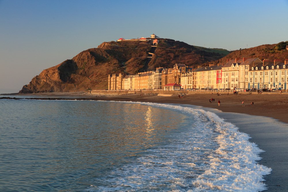One last evening in the sun in Aberystwyth before the Atlantic returns <a href="/visitceredigion/">Discover Ceredigion</a> @VisitMidWales <a href="/visitwales/">Visit Wales 🏴󠁧󠁢󠁷󠁬󠁳󠁿</a> <a href="/WalesCoastPath/">Llwybr Arfordir Cymru / Wales Coast Path</a> #Aberystwyth #sunset #starlings
