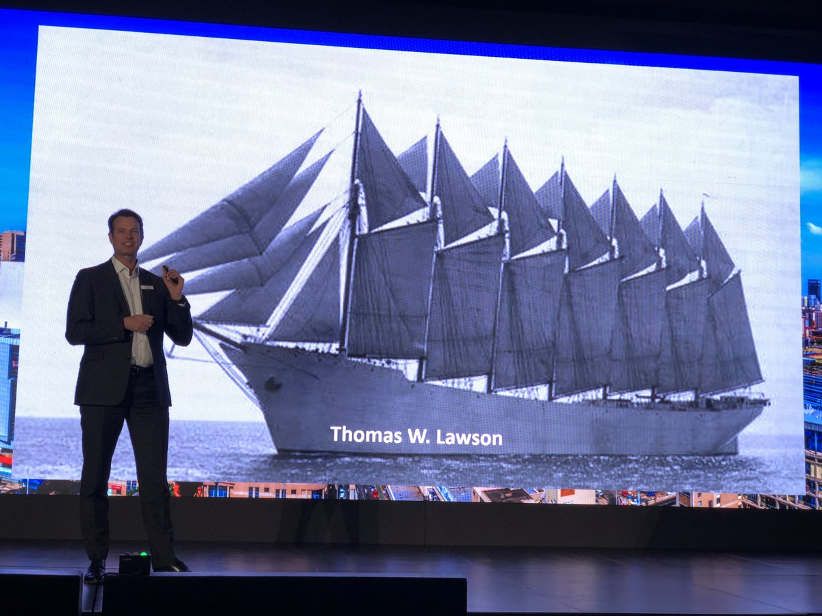 VeritasTechEMEA's tweet photo. .@IanDavidWood takes to the stage at #VtasVision Johannesburg, he says businesses need to innovate to survive. Those that disrupt will become market leaders. Leading #DigitalEnterprises leverage; great customer service, create new business models and leverage technology and data. https://t.co/jqzb6zbrb3