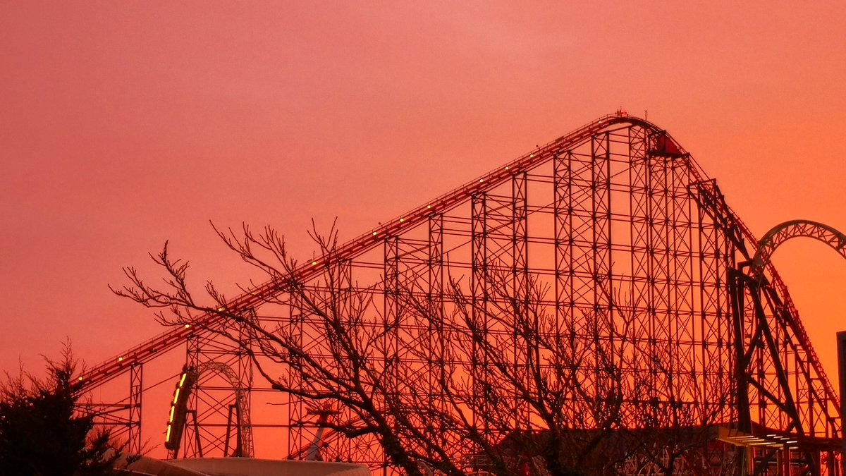 whowhoisthis1's tweet photo. @Pleasure_Beach @MandsThompson what do you think of this photo I took? For me this captures the essence of BPB, thrilling, relaxing, scenic. :) #thebigone #icon #arrowdynamics #hypercoaster #mackrides #multilaunch #blackpoolpleasurebeach #sunset #wowweekends https://t.co/TnWzyeaMm6
