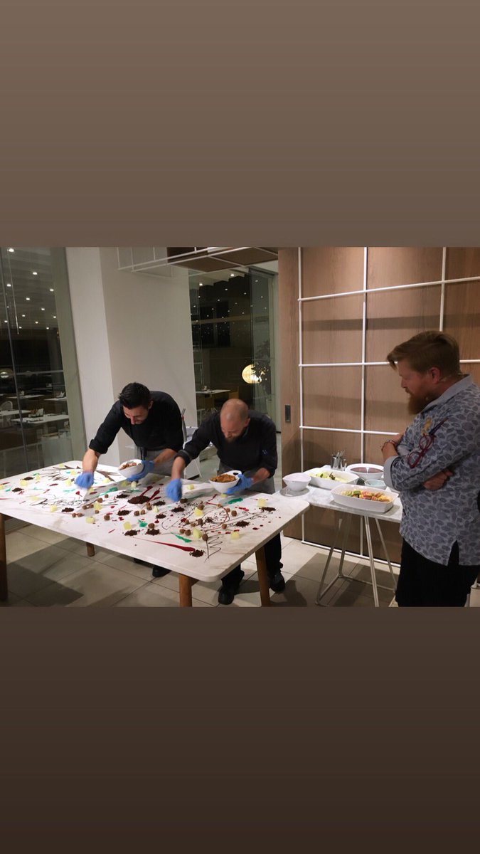 JuanRP6's tweet photo. Nuestro Jefe de Cocina @mane_morente dibujando el #postrepicasso junto con Pedro y @DanielMChef4. Fantástica noche!!¡!
#picassON #picassodessert #SoulMatters #OnlyInMelia @Melia__Sevilla https://t.co/lXI6dp6ssb
