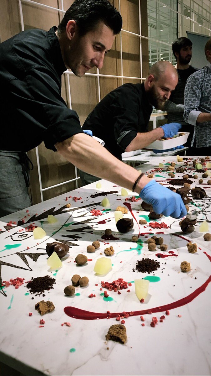 JuanRP6's tweet photo. Nuestro Jefe de Cocina @mane_morente dibujando el #postrepicasso junto con Pedro y @DanielMChef4. Fantástica noche!!¡!
#picassON #picassodessert #SoulMatters #OnlyInMelia @Melia__Sevilla https://t.co/lXI6dp6ssb