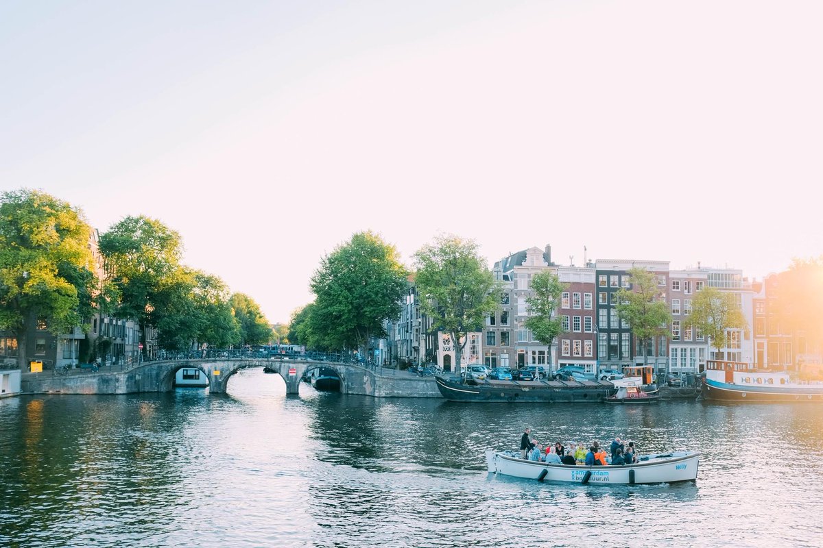 OracleLinux's tweet photo. Join Oracle Linux & Virtualization experts at Oracle Cloud Day Netherlands, March 12 to explore the latest cloud technologies, exchange ideas with your peers, and walk away with actionable insights you can apply to your business today: #CloudDayNL https://t.co/LcFQqJ7srK https://t.co/wnQohc8F6j