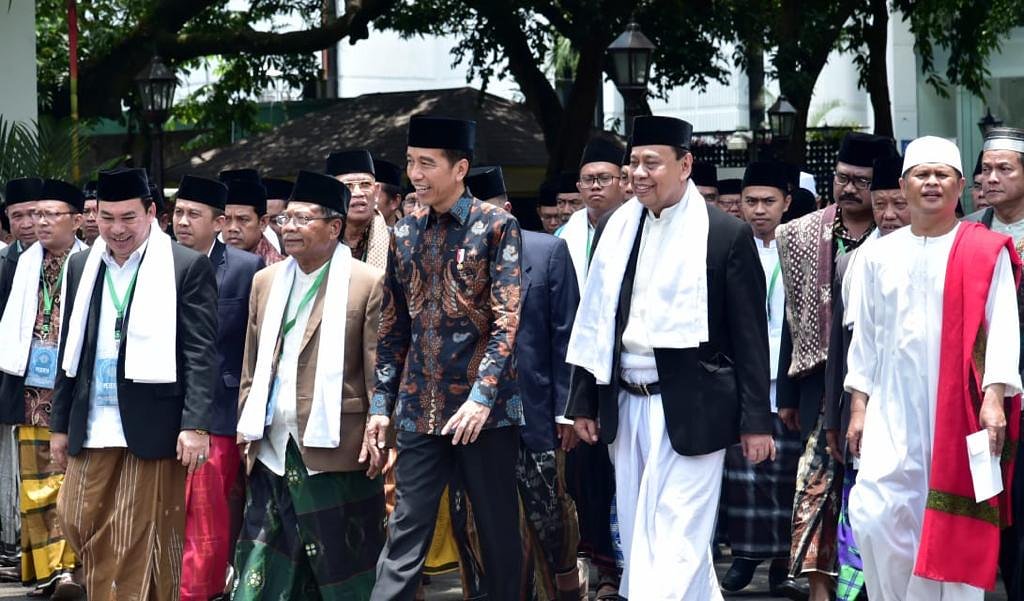 Bersilaturahmi dengan peserta Halaqah Ulama dan pimpinan Pondok Pesantren Jawa Barat di Istana Negara.

Bertemu dengan para ulama, hati saya tenang. Para ulama selalu memberikan petunjuk dan nasihat, baik kepada saya sebagai seorang muslim, atau pun nasihat ulama kepada umara.