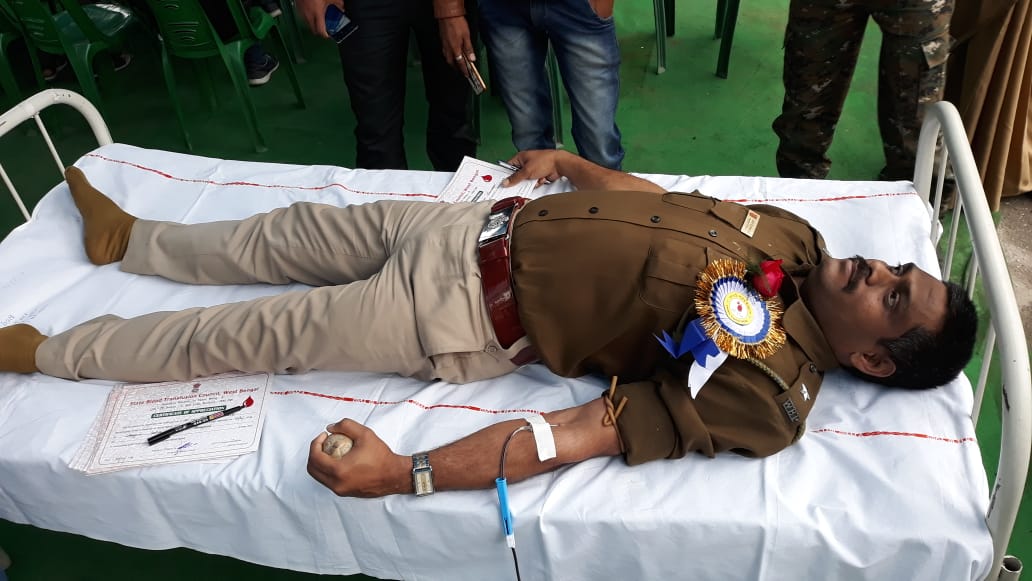 WBPolice's tweet photo. #BloodDonationCamp organised by Dhupguri PS #JalpaiguriDistrictPolice. 73 Units of Blood donated by police personnel &amp; general people.
#DonateBloodSaveLifes.
#UTSARG https://t.co/ZSGEl5Df5k