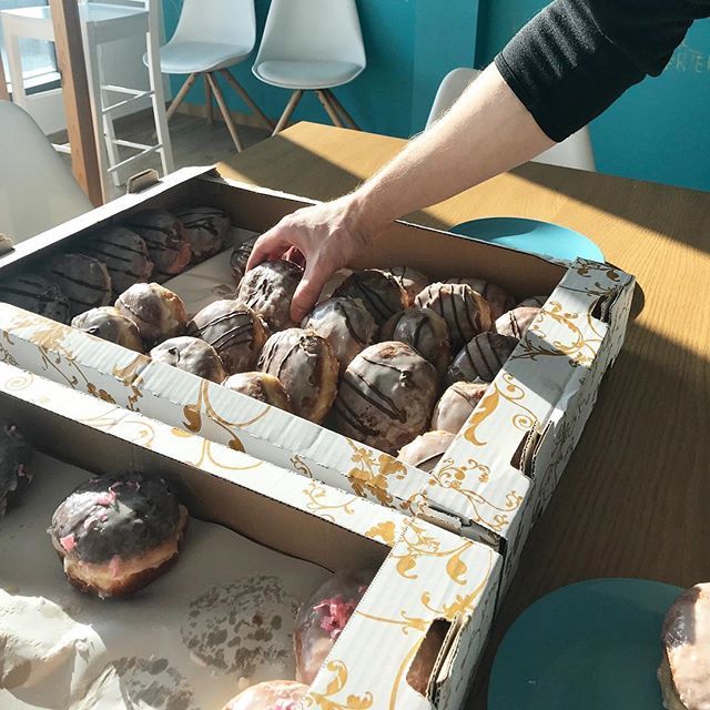 CONTMAN's tweet photo. Kochamy miłością absolutną ❤️ #donuts #tłustyczwartek #omnomnom #delicious #pycha #sweets #loveit #perfectday #odjutradieta #loveeating #officelife #nodiet #pączuś #instafood #foodporn #timeforsweet #thebestdayoftheyear #contmanway #contman https://t.co/UJnZMWkNT7 https://t.co/LjVHVVsoZy