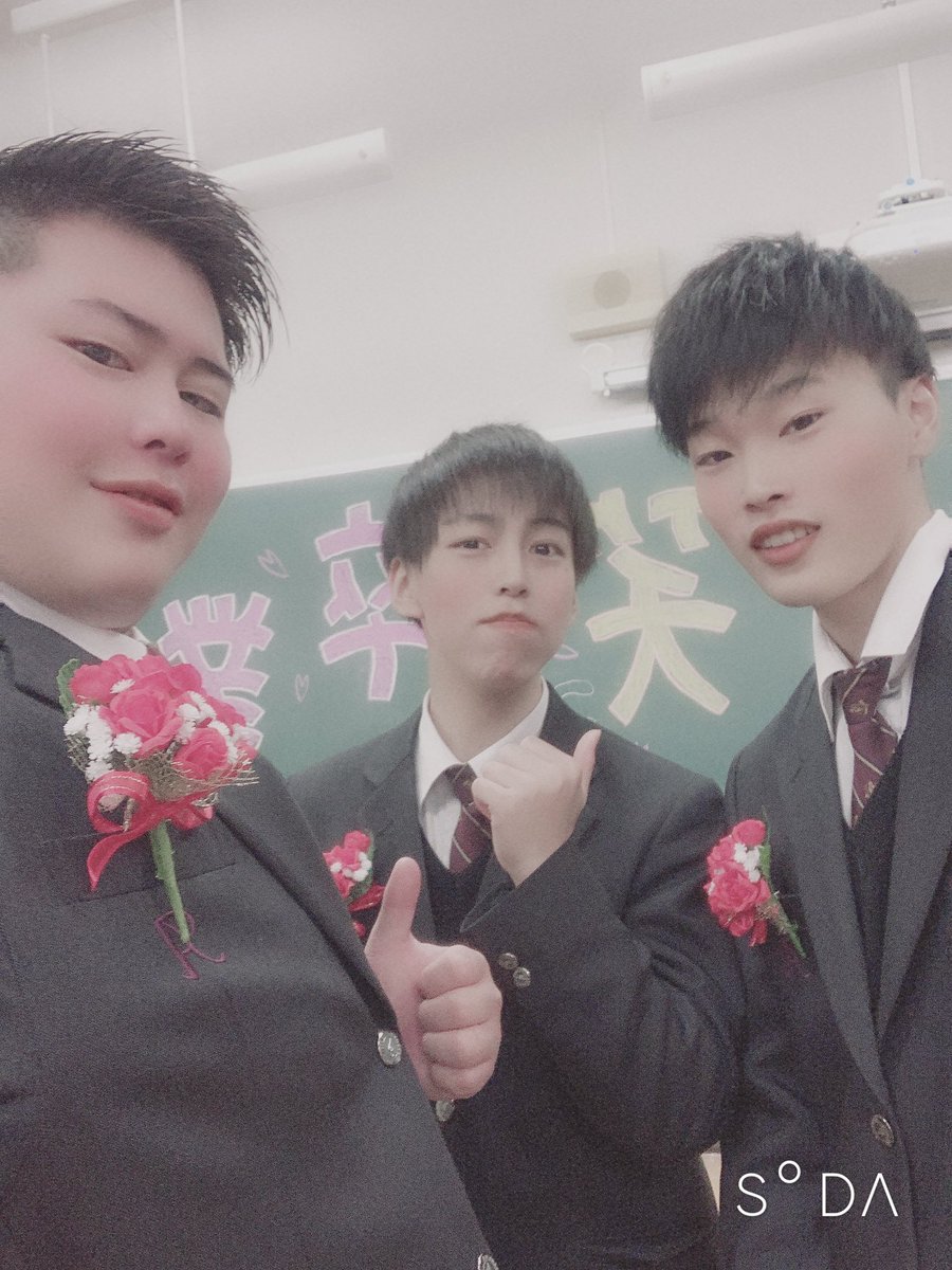 jjohfccnk's tweet photo. とりあえず卒業できたわ！
3年間色々あったけど色々と楽しかったわ！！
名張も綾羽もお世話になったけどええ友達にも会えたしよかった
大学でも頑張ります！！ https://t.co/ZEm1Dzejyl