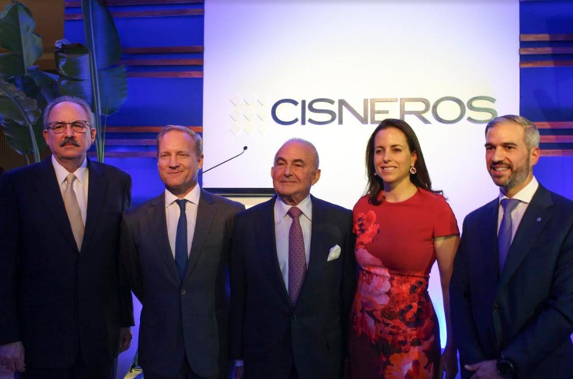 wrphelan's tweet photo. Junto a la Familia Cisneros en la celebración del encuentro “Relaciones locales, negocios globales”, un intercambio de experiencias en favor del desarrollo socioeconómico de la República Dominicana. @cisnerosadriana @patricksfreeman https://t.co/X7FBjoFf2Z