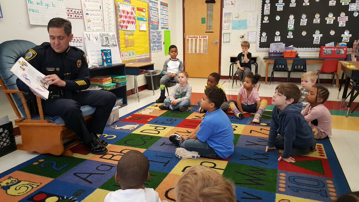 SheffieldLCS's tweet photo. We have been so fortunate to have such great community leaders come and read to our students this week! More to come! Thanks @LynchburgPolice @LeFevreWeather @LCSEDU #reinvestlcs https://t.co/ezvs7WyPkx